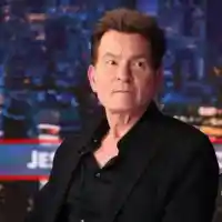 Тъмни облаци надвиснаха над Чарли Шийн! Дори връзката му с мъж няма да го спаси