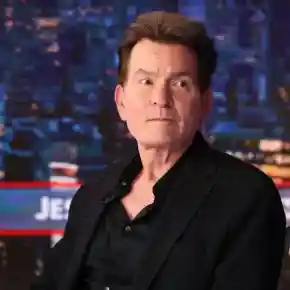 Тъмни облаци надвиснаха над Чарли Шийн! Дори връзката му с мъж няма да го спаси