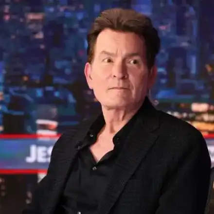 Тъмни облаци надвиснаха над Чарли Шийн! Дори връзката му с мъж няма да го спаси