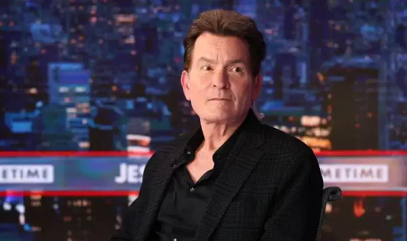 Тъмни облаци надвиснаха над Чарли Шийн! Дори връзката му с мъж няма да го спаси