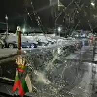 Скандал в София: Вандали хвърлят дърво по автобус!