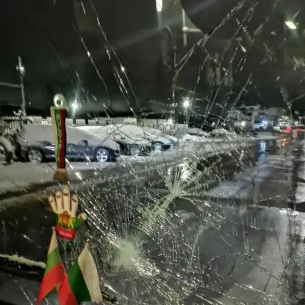 Скандал в София: Вандали хвърлят дърво по автобус!