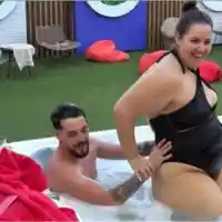 Шокираща трансформация! Веселка от „Биг Брадър“ дарява дрехи!