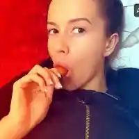 Виктор с право я нарече „проститутка“: Вижте ВУЛГАРНИТЕ П*РНО СНИМКИ на Дениз Хайрула! (18+++)