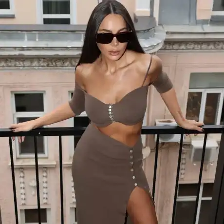 Все едно е лято: Алисия се съблече и хвърли бомба