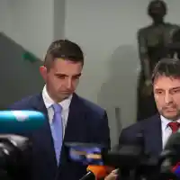 Записите от тоалетните отивали и в телефона на директора, в дома му открили 11 флашки