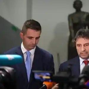 Записите от тоалетните отивали и в телефона на директора, в дома му открили 11 флашки