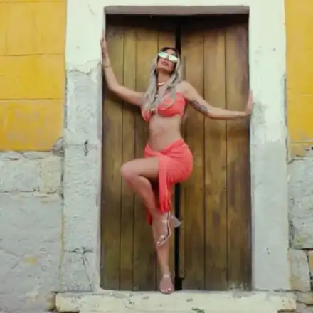 Атижа запалва страстите на плажа във Флорида!