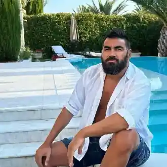 Азис се омъжва за американец