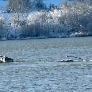 Шокираща катастрофа: Баржа с 1133 тона торове потъна в Дунав!