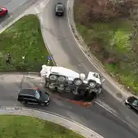 Шок на Цариградско шосе: Бетоновоз се обърна в центъра на София!