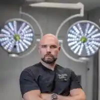 БОЛЕН ИЗВЕРГ! Пластичният хирург Калоян Денков насилва и обезобразява жени в кабинета си. Изчадието на медицината онождил Златка Райкова на "задна" срещу "бартер"