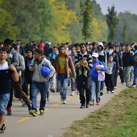 Шок: България строи затворени центрове за мигранти!