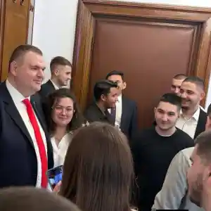 Делян Пеевски, лидер на ДПС и ПГ на ДПС-НОВО НАЧАЛО се срещна с млади хора от Стара Загора