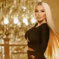 Деси Слава шокира с кислородна маска преди полет за САЩ!