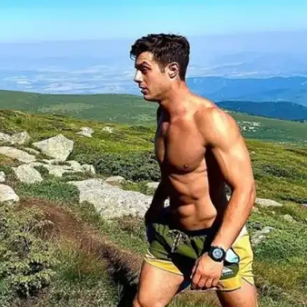 Филип Буков шокира с голи снимки за благотворителен календар!