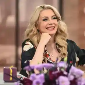 Шок! Гаджето на Венета Райкова шпионира съобщенията й!