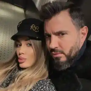 Йоана угоява Елвиса с пиле и картофи