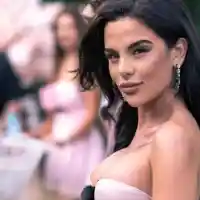 Ивка Бейбе предизвиква шок с театралния си дебют в "Флинстоун"!