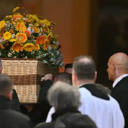 Изпратиха с аплодисменти в последния ѝ път Брижит Бардо (снимки/видео)