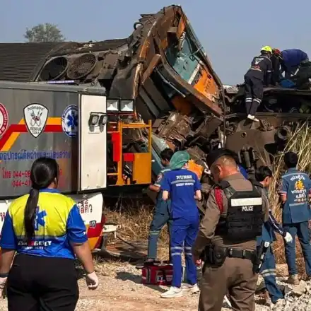 Шок в Тайланд: Кран разруши влак, десетки загинали!
