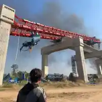 Шок в Тайланд: Кран разруши влак, десетки загинали!