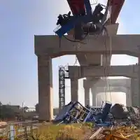 Шок в Тайланд: Кран разруши влак, десетки загинали!