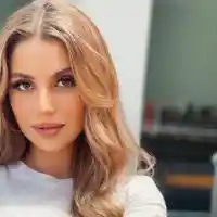 Михаела Маринова вече избрала рокля