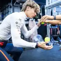 Модна икона: Никола Цолов впечатли Формула 2 с прически (СНИМКИ)