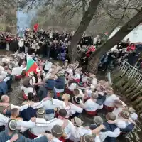 Шокиращо Ледено хоро в Калофер: 200 смели мъже в реката!