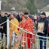 Шокиращо Ледено хоро в Калофер: 200 смели мъже в реката!