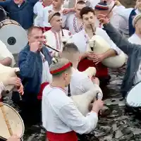 Шокиращо Ледено хоро в Калофер: 200 смели мъже в реката!