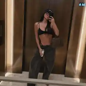 Николета полугола в асансьор