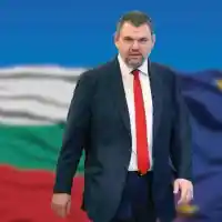 Шокираща благотворителност: Делян Пеевски дари 225 000 евро на пенсионери!