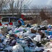 Огромно "временно" сметище на промишлена площадка в столичния район Слатина (снимки)
