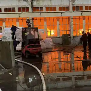 Пожар в Троян в складове на един от най-големите производители на възглавници (снимки)