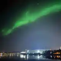 Полярно сияние озари небето над България и Европа в червено, розово и зелено (снимки/видео)