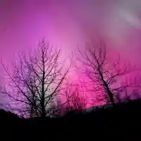 Полярно сияние озари небето над България и Европа в червено, розово и зелено (снимки/видео)