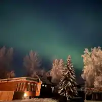 Полярно сияние озари небето над България и Европа в червено, розово и зелено (снимки/видео)