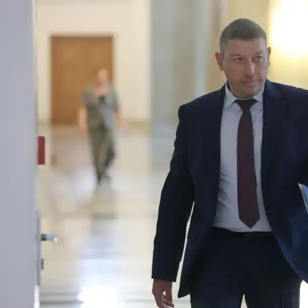 Скандал! Агентите на ДАНС с нови задължителни походи!