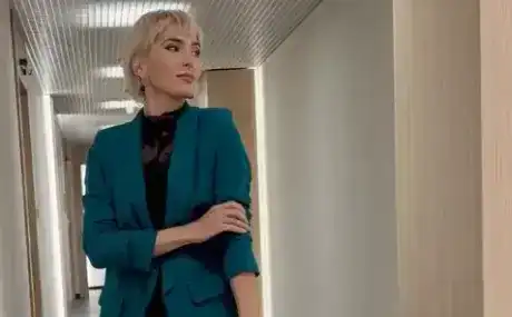 Ромина Андонова шокира с елегантен костюм и чушки!