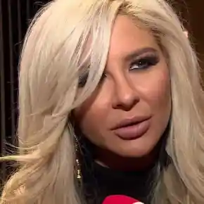 Сама като кукувица! Освен стара мома, Андреа няма и нито един приятел. На Коледа и Великден е най-тежко