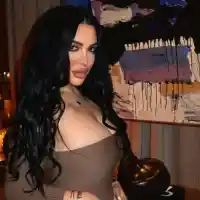 Шок! Дъщерята на Лияна с огромни силиконови бомби в Тайланд!