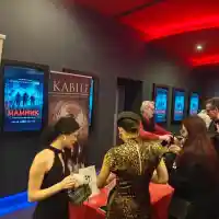 Стотици на крака за премиерата на „Мамник“