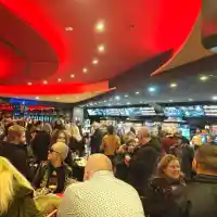 Стотици на крака за премиерата на „Мамник“