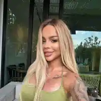 Сузанита се щрака с манго в Тайланд