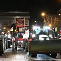 Трактори окупираха "Шанз-Елизе" (снимки)