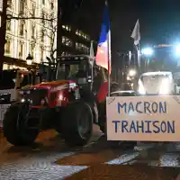 Трактори окупираха "Шанз-Елизе" (снимки)