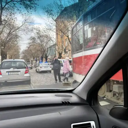 Трамвай блъсна дете до училище в центъра на София (снимки)