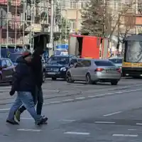 Трамвай дерайлира на заледени релси в центъра на София (снимки)